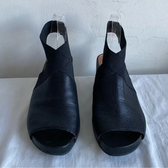 Kenneth Cole Gentle Souls Gianna Black Perforated Leather Sandal  Size 9.5 - Picture 5 of 14